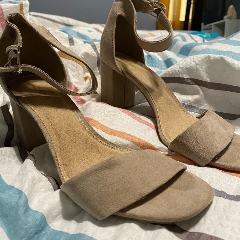 Old navy beige heels size 9